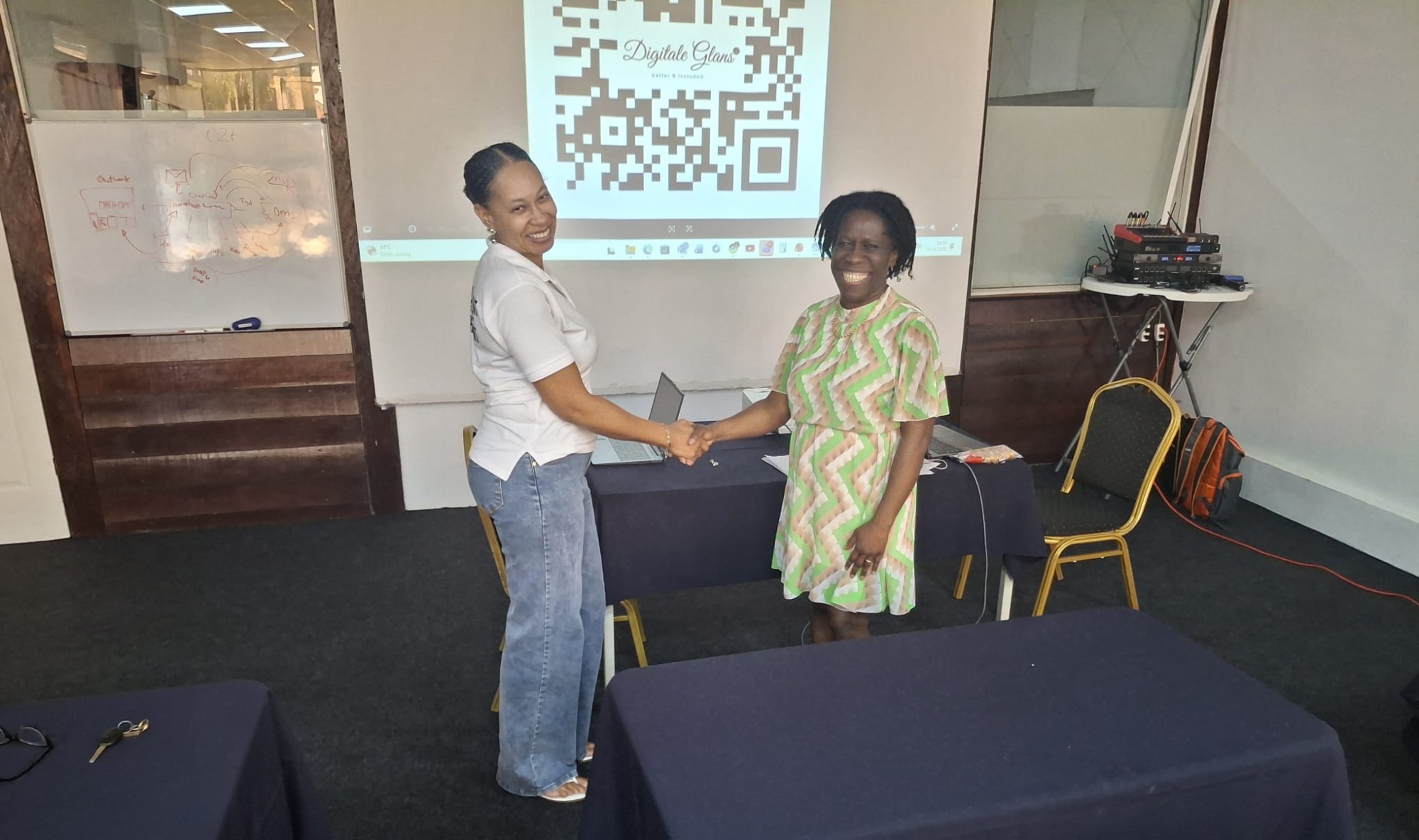 Suriname - Paramaribo, 15 augustus 2026 - SCC netwerkleden verzorgen AI training