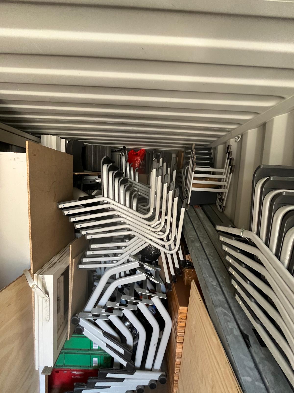 Nederland - Zwaagdijk-Oost, 10 augustus 2026 - 40 tafels en stoelen voor basisscholen in Suriname 'ingepakt'